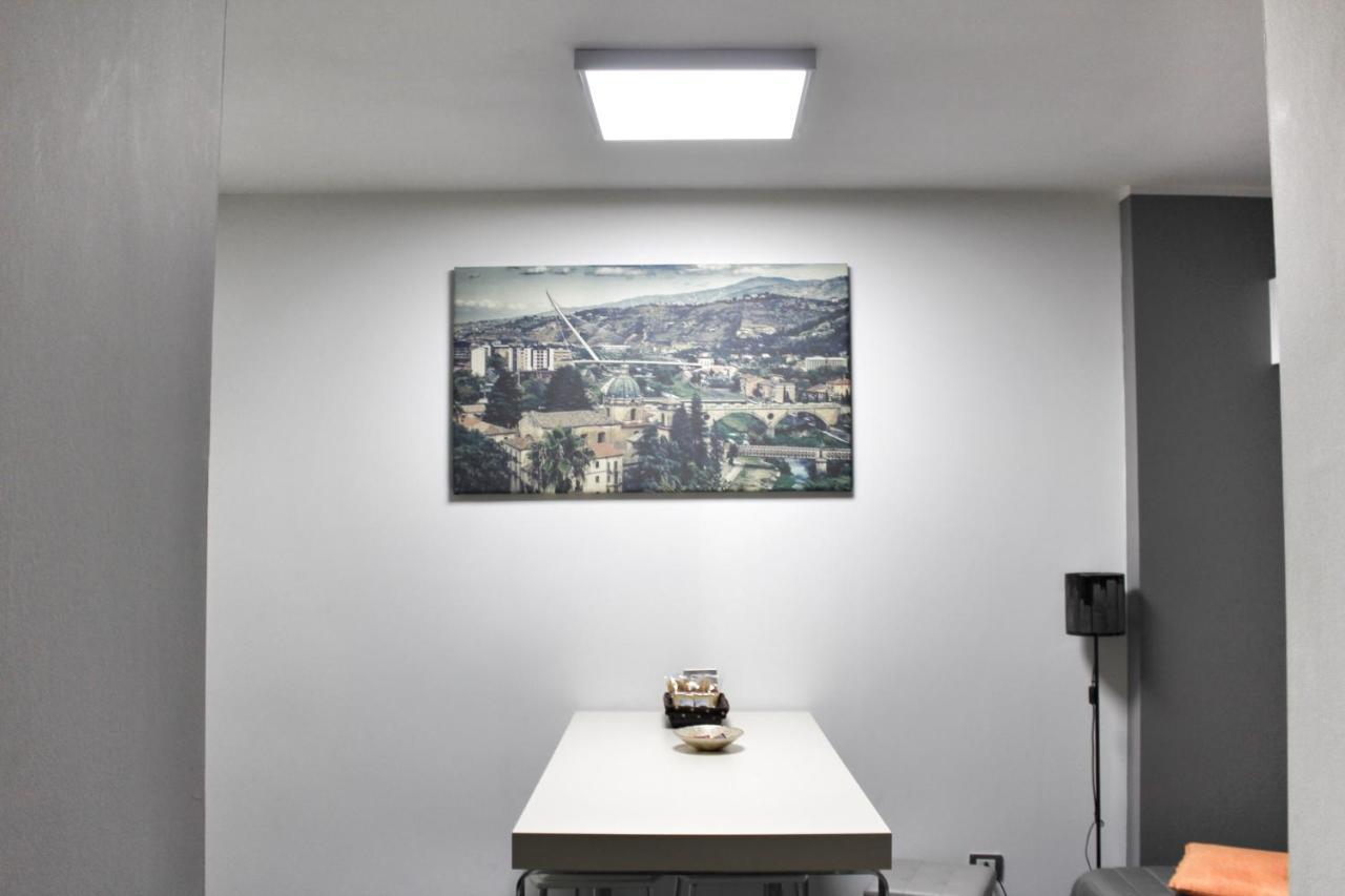 Cosenza Luxury Apartment מראה חיצוני תמונה